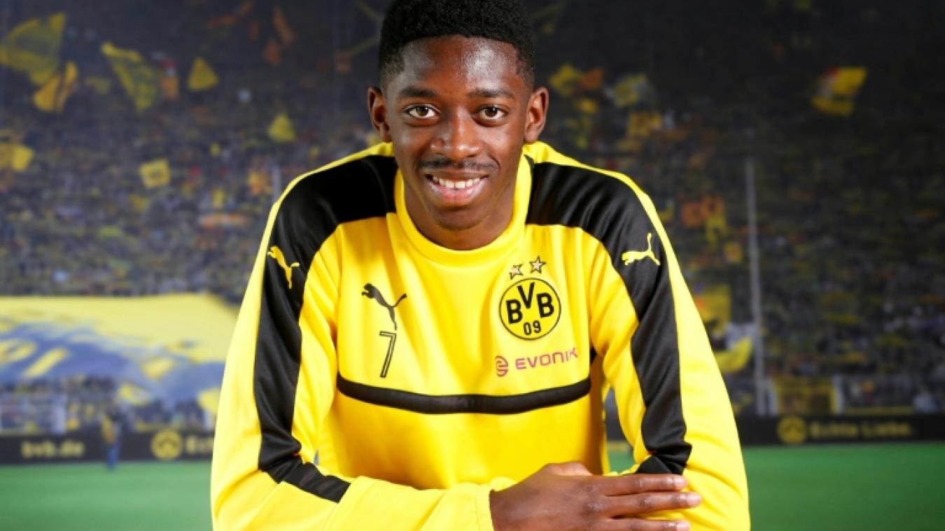 给爷整笑了，曼奇尼假意亲吻布鲁马多，将布鲁马多逗笑（这一幕笑翻了：曼奇尼作势亲吻布鲁马多，逗得对方当场大笑）