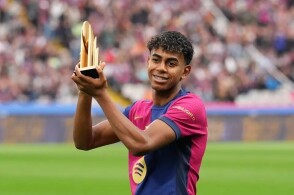 残特奥会选手与领跑员携手冲线夺冠（残特奥会选手与领跑员并肩冲线夺魁）