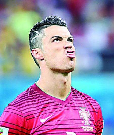 养伤期间看看球，阿什拉夫现场观看埃尔切vs皇马（阿什拉夫养伤期现身看台，观战埃尔切对皇马）