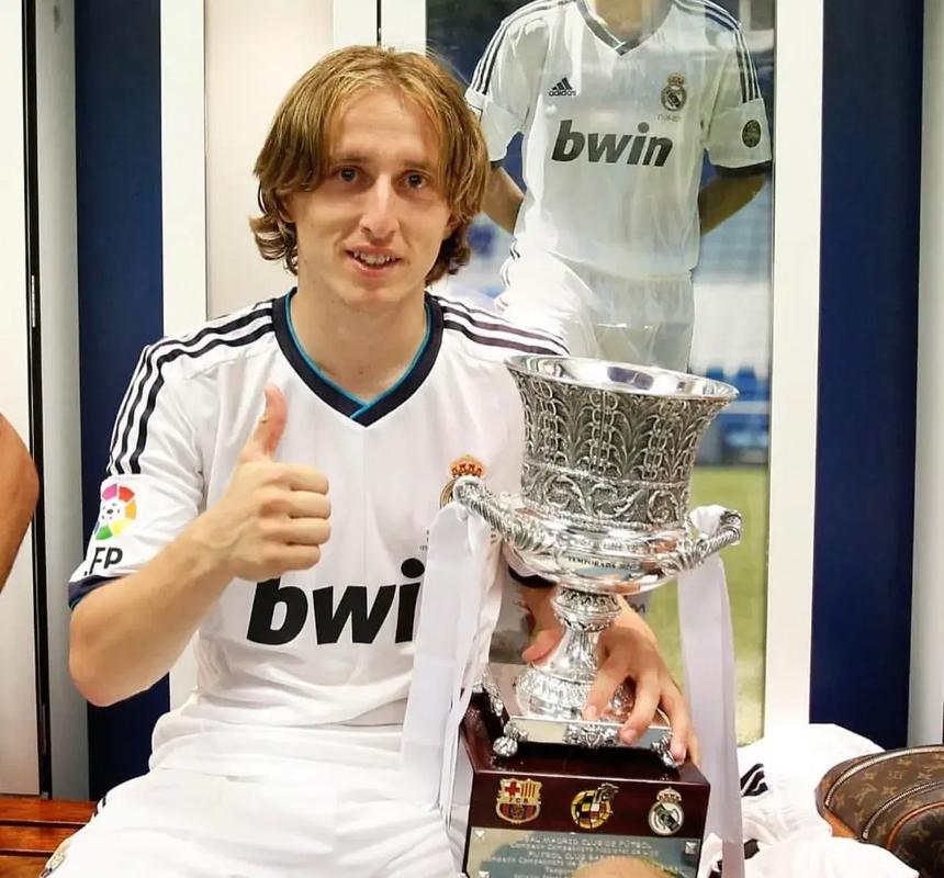 刘若钒庆祝海港队夺冠：人生第一个中超冠军🏆（刘若钒喜迎生涯首个中超冠军，海港加冕）