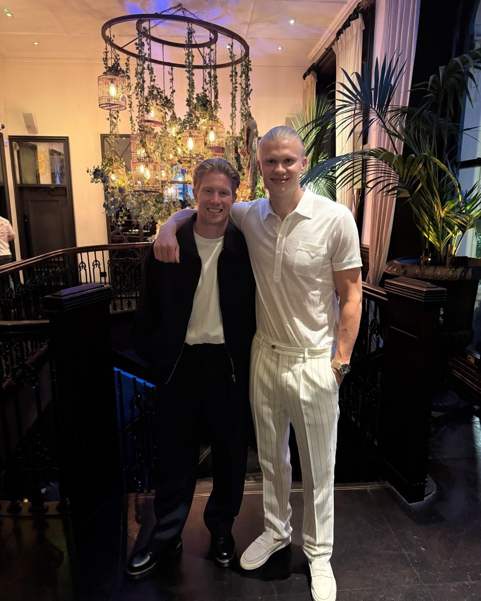 欧冠：巴黎客场2-1逆转曼联（欧冠赛场，巴黎客场2比1翻盘曼联）